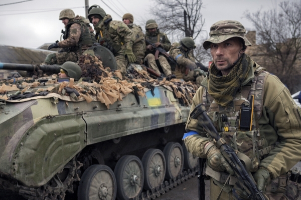 ▲우크라이나 수도 키이우(키예프) 외곽에서 2일(현지시간) 우크라이나 군인들이 이동하고 있다. 이날 우크라이나군은 수도를 포함한 키이우주 전역을 탈환했다고 밝혔다. 키이우/AP뉴시스 
