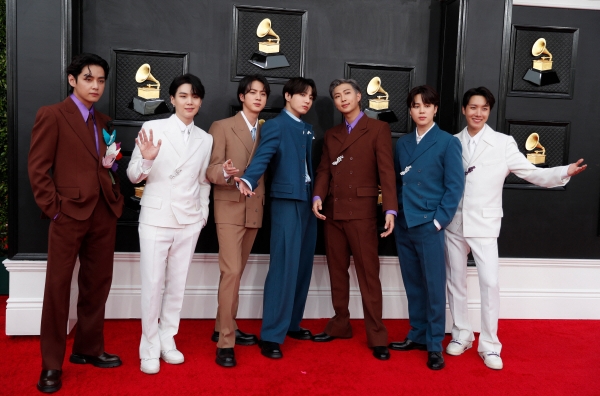 ▲ BTS pose on the red carpet at the 64th Annual Grammy Awards at the MGM Grand Garden Arena in Las Vegas, Nevada, U.S., April 3, 2022. 
 (로이터연합뉴스)