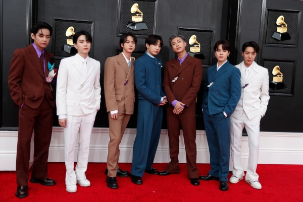 ▲ BTS pose on the red carpet at the 64th Annual Grammy Awards at the MGM Grand Garden Arena in Las Vegas, Nevada, U.S., April 3, 2022.  
 (로이터연합뉴스)