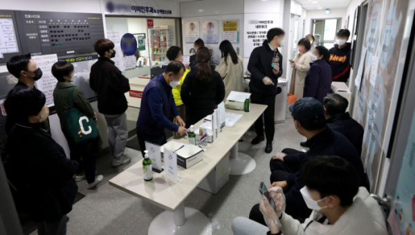 ▲코로나19 확진자에 대한 동네 병원의 대면진료가 시작된 4일 오전 서울 시내 한 이비인후과가 시민들로 붐비고 있다. (뉴시스)