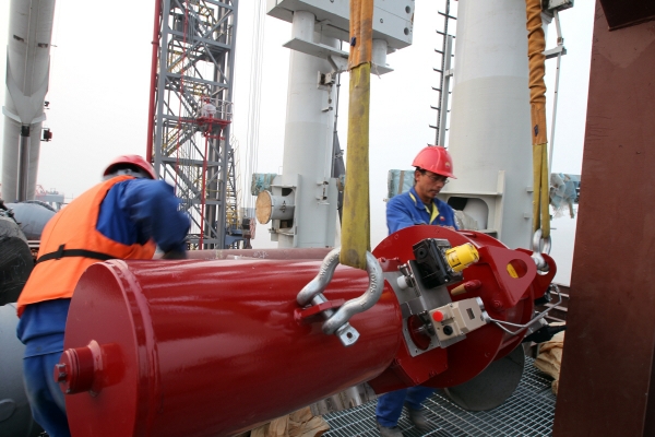 ▲페트로차이나 직원들이 2010년 11월 8일 장쑤성의 LNG 시설에서 작업하고 있다. 장쑤/신화뉴시스
