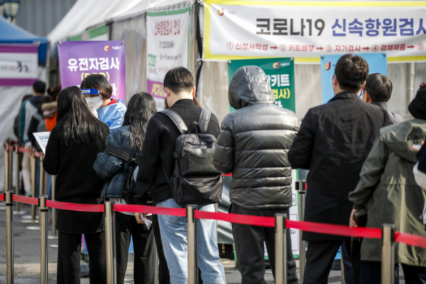 ▲5일 오전 서울 중구 서울역광장에 설치된 임시선별검사소를 찾은 시민들이 검사를 기다리고 있다.  (뉴시스)