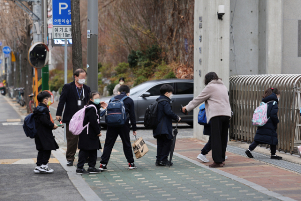 ▲학생들이 지난달 14일 오전 서울 시내의 한 초등학교에서 등교하고 있다. (연합뉴스)