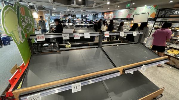 ▲지난 30일 코로나19 확산으로 순환식 봉쇄를 진행 중인 중국 상하이시의 한 슈퍼마켓 야채 과일 매대가 텅 빈 모습 (연합뉴스)