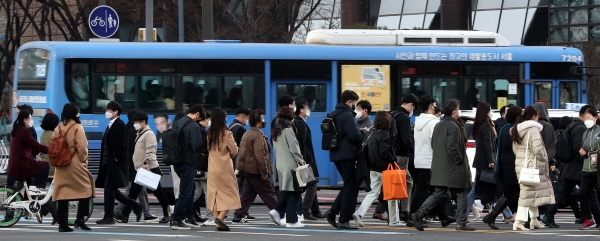 ▲지난달 21일 오전 서울 종로구 광화문 인근에서 시민들이 출근을 하고 있다. (뉴시스)
