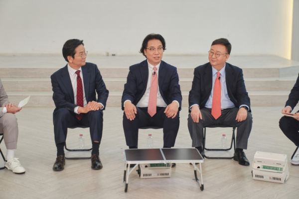 ▲이화여대 남성 교수 중창단(사진제공=tvN)