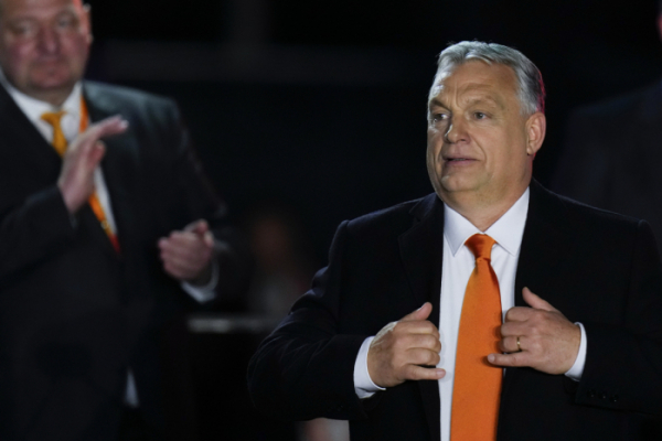 ▲빅토르 오르반 헝가리 총리가 3일(현지시간) 부다페스트 선거 유세에서 지지자들에게 감사 인사를 전하고 있다. 부다페스트/AP뉴시스 
