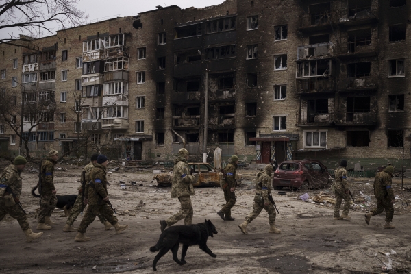 ▲우크라이나군이 6일(현지시간) 키이우 일대를 순찰하고 있다. 키이우/AP뉴시스
