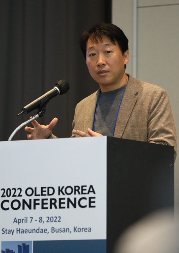 ▲7일 부산 해운대에서 열린 2022 OLED KOREA 콘퍼런스에서 LG디스플레이 이현우 전무가 기조연설을 하고 있다. (사진제공=LG디스플레이)