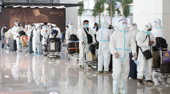 ▲지난달 27일 오전 인천국제공항 제1터미널 출국장에서 방역복을 입은 중국 선양행 탑승자들이 출국수속을 기다리고 있다.  (연합뉴스)