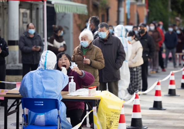 ▲중국 상하이에서 6일 시민들이 신종 코로나바이러스 감염증(코로나19) 진단 검사를 받고 있다. 상하이/신화뉴시스
