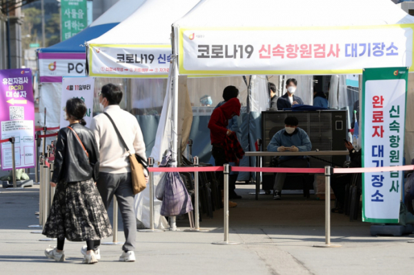 ▲8일 오전 서울 중구 서울역광장에 마련된 임시선별검사소가 한산한 모습을 보이고 있다. (뉴시스)