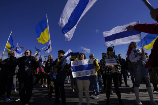 ▲키프로스 라미솔에서 지난달 13일(현지시간) 열린 러시아의 우크라이나 침공 규탄 시위에서 참여자들이 백청백기와 우크라이나 국기를 들고 있다. 라미솔/AP뉴시스