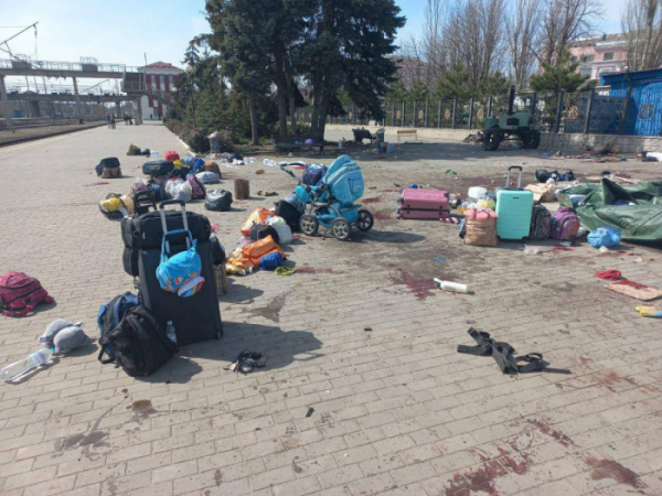 ▲우크라이나 크라마토르스크 기차역이 8일(현지시간) 미사일 공격을 받은  가운데 현장에는 피란민의 짐 가방과 유모차 등이 여기저기 흩어져 있고 주변에는 핏자국이 선명하다. 사진은 볼로디미르 젤렌스키 우크라이나 대통령이 텔레그램 채널을 통해 공개한 사진. AP뉴시스