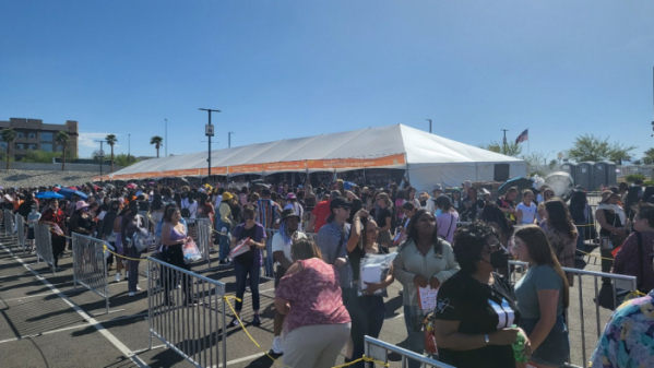 ▲방탄소년단 공식 상품을 구매하기 위해 줄을 선 팬들(윤준필 기자 yoon@bizenter.co.kr)