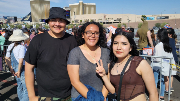 ▲알렉산드라(왼쪽)가 친구들과 함께 방탄소년단 콘서트를 보기 위해 얼리전트 스타디움을 찾았다.(윤준필 기자 yoon@bizenter.co.kr)