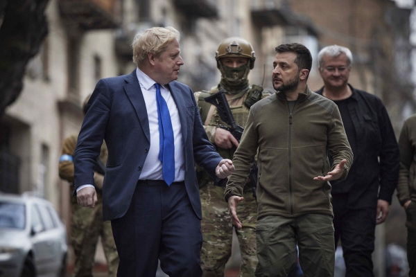 ▲보리스 존슨(왼쪽) 영국 총리가 9일(현지시간) 볼로디미르 젤렌스키 우크라이나 대통령과 키이우에서 대화하고 있다. 키이우/AP연합뉴스
