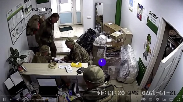 ▲하준프로젝트가 4월 2일 공개한 동영상. 러시아군 병사로 보이는 사람들이 벨라루스에 있는 택배 사무실에게 모국으로 보낼 물건들을 포장하고 있다. 출처 : 하준프로젝트 유튜브 동영상
