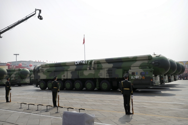 ▲중국 베이징에서 2019년 10월 1일 열린 건국 70주년 기념 열병식에 차세대 대륙간탄도미사일(ICBM) DF-41을 태운 차량이 행진하고 있다. 베이징/AP뉴시스
