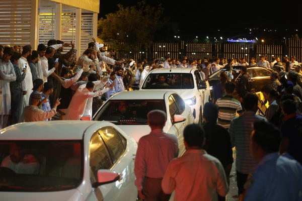 ▲파키스탄 이슬라마바드에서 10일(현지시간) 시민들이 임란 칸 총리 불신임안 가결 직후 의회의사당을 빠져나가는 야당 의원들의 차를 둘러싸고 환호하고 있다. 이슬라마바드/AP연합뉴스  
