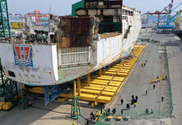 ▲세월호 참사 유가족과 유관기관 관계자들이 10일 오후 전남 목포시 목포신항에 인양돼 있는 세월호 선체를 둘러보고 있다.(출처=연합뉴스)