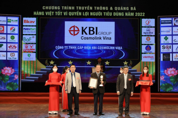 ▲KBI코스모링크 비나가 베트남 정부 소비자 보호협회가 주관하는 ‘골든 브랜드 베트남 TOP 20(GOLDEN BRAND VIETNAM TOP 20)’에 선정돼 이종건 법인장(사진 가운데)이 인증서와 트로피를 수상하고 있다.  (사진제공=KBI그룹)