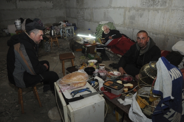 ▲우크라이나 하르키우의 아파트 지하에 10일(현지시간) 피난민들이 모여 있다. 하르키우/AP뉴시스
