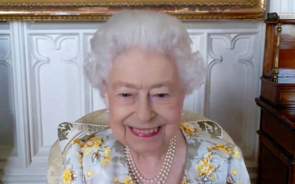 ▲엘리자베스 2세 영국 여왕이 10일(현지시간) 영국 수도 런던에 있는 로얄런던병원에서 의료진과 화상으로 대화하고 있다. 런던/AFP연합뉴스 