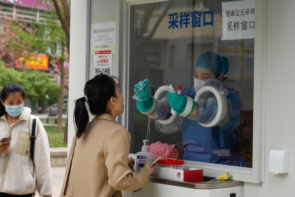 ▲중국 상하이에서 11일 시민이 신종 코로나바이러스 감염증(코로나19) 진단검사를 받고 있다. 상하이/EPA연합뉴스
