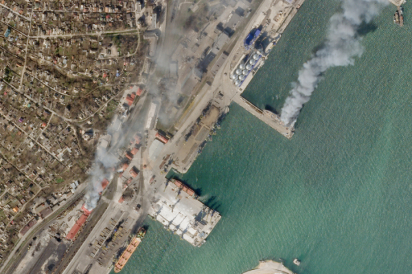 ▲지난 6일(현지시간) 우크라이나 마리우폴에서 우크라이나 해군 함정과 인근 건물이 불타고 있는 모습이 플래닛 랩 PBC의 위성사진에 포착된 모습. AP뉴시스