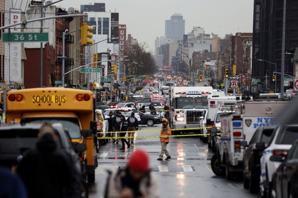▲미국 뉴욕에서 12일(현지시간) 지하철 총격 사건이 발생해 경찰들이 도로를 통제하고 있다. 뉴욕/AP뉴시스
