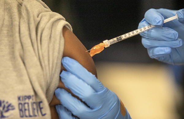 ▲미국 루 이지애나주 뉴올리언스의 한 학교에서 학생이 1월 25일(현지시간) 신종 코로나바이러스 감염증(코로나19) 백신을 접종 받고 있다. 뉴올리언스/AP뉴시스
