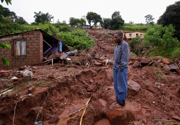 ▲남아프리카공화국 더반에서 12일 거주민이 무너진 마을을 살피고 있다. 더반/로이터연합뉴스
