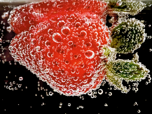 ▲미국 사진작가 애슐리 리(Ashley Lee)의 작품인 ‘탄산수에 빠진 딸기’ (사진제공=애플)