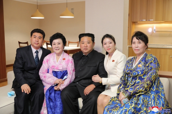 ▲김정은 북한 국무위원장이 13일 경루동 7호동 리춘히(왼쪽 두번째) 조선중앙TV 아나운서의 새집에서 리춘히 가족과 기념사진을 찍고 있다.(연합뉴스)
