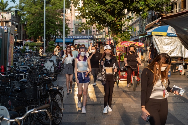 ▲홍콩에서 12일 시민들이 길을 걷고 있다. 홍콩/EPA연합뉴스
