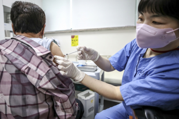 ▲60세 이상 고령자에 대한 4차 접종이 시작된 14일 오전 서울 은평구 청구성심병원을 찾은 어르신이 코로나19 화이자 4차 백신접종을 받고 있다. (뉴시스)