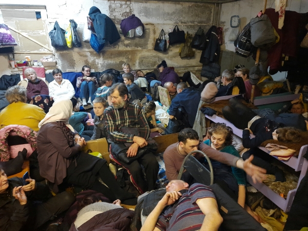 ▲러시아군이 떠난 지 하루 만에 우크라이나 체르니히우 인근 야히드네 마을의 학교 지하실에서 발견된 주민들. 로이터연합뉴스
