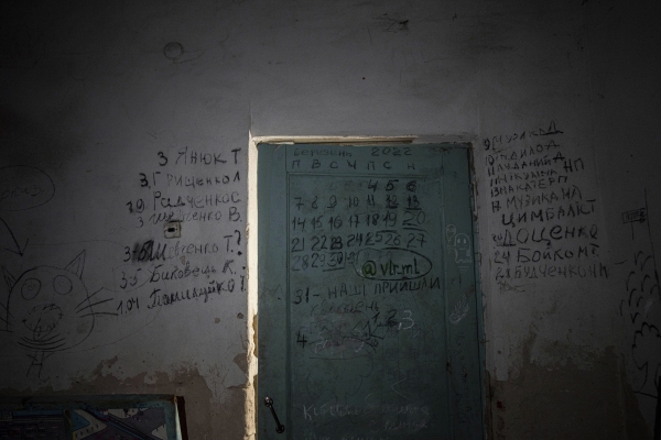 ▲300명 이상의 마을사람들이 갇혀 있던 야히드네의 학교 지하실 벽. 살아남은 사람들은 갇힌 동안 죽은 사람들의 이름을 벽에 적었다. AP연합뉴스
