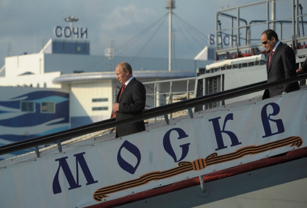 ▲블라디미르 푸틴 러시아 대통령이 2014년 8월 12일 흑해 인근 소치에서 모스크바호에 탑승하고 있다. 소치/로이터연합뉴스
