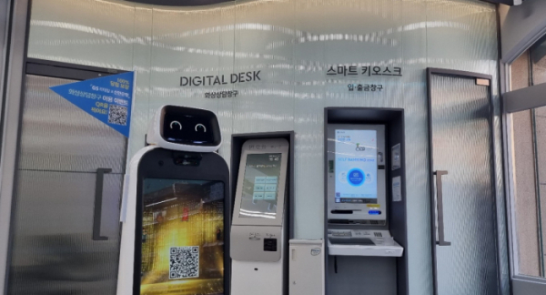 ▲GS리테일 X 신한은행 혁신점포를 돌아다니고 있는 로봇 컨시어지의 모습 (박소은 기자 gogumee@)