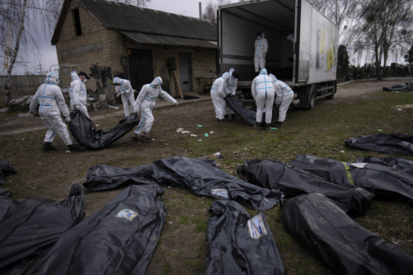 ▲12일(현지시간) 우크라이나 키이우 인근 부차에서 자원봉사자들이 희생자들의 시신을 안치소로 향하는 트럭에 옮기고 있다. 부차/AP뉴시스