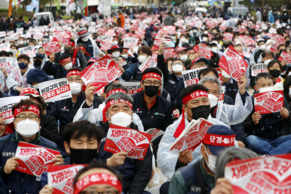 ▲민주노총이 13일 서울 종로구 종묘공원에서 집회를 열고 새 정부 노동정책 규탄, 대화를 촉구하고 있다.  (뉴시스)