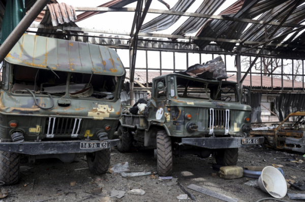 ▲16일(현지시간) 우크라이나 마리우폴의 한 제철소에 우크라이나 군용 트럭이 파손된 채로 있다. 마리우폴/AP뉴시스 