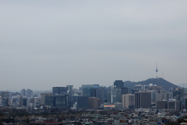 ▲지난달 23일 구름에 뒤덮인 서울 시내.
 (연합뉴스)