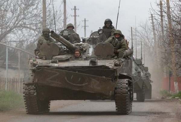 ▲러시아 병력이 17일(현지시간) 장갑차를 타고 우크라이나 마리우폴을 지나고 있다. 마리우폴/로이터연합뉴스
