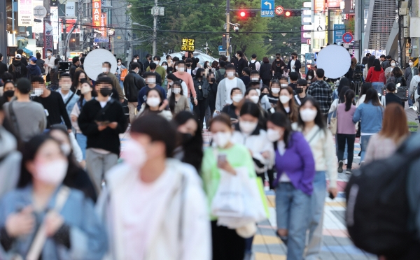 ▲(연합뉴스) 17일 오후 서울 마포구 홍대 부근 거리가 사람들로 붐비고 있다.
