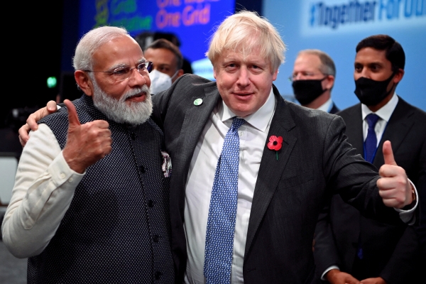 ▲나렌드라 모디(왼쪽) 인도 총리와 보리스 존슨 영국 충리가 지난해 11월 2일 글래스고에서 인사하고 있다. 글래스고/로이터연합뉴스

