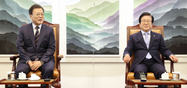▲(왼쪽부터) 문재인 대통령, 박병석 국회의장 (사진은 기사 내용과 관련 없음) (뉴시스)