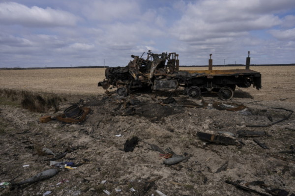 ▲우크라이나 키이우 외곽 옥수수밭에 우크라이나군과의 전투 중 파괴된 러시아군 차량이 버려져 있다. (키이우=AP/뉴시스)